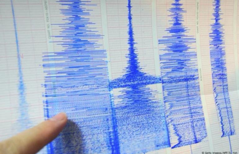 زلزالا بشدة 5.8 درجات على مقياس ريختر يضرب الجزائر 
