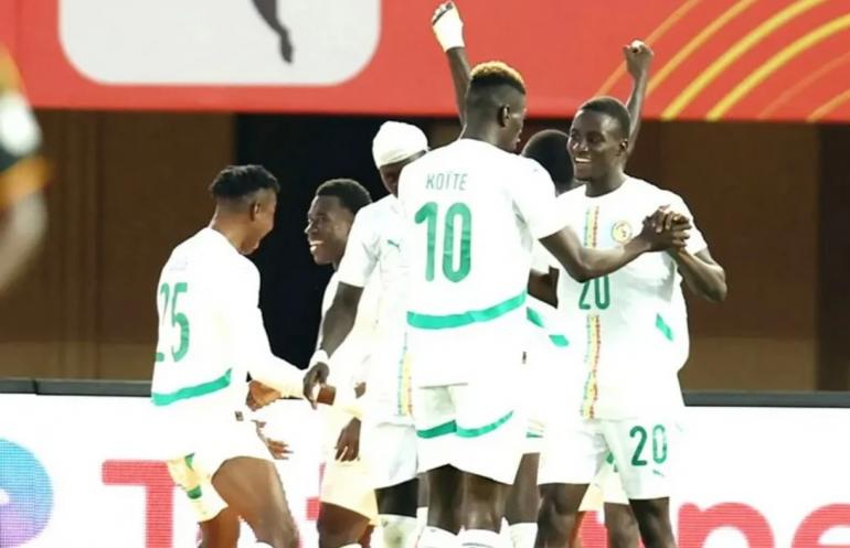 المغرب يواجه السنغال في نصف نهائي 