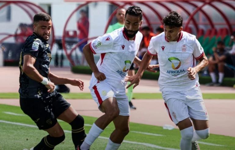 تعادل يُبقي المعاناة مستمرة: حسنية أكادير واتحاد طنجة يقتسمان النقاط بأدرار