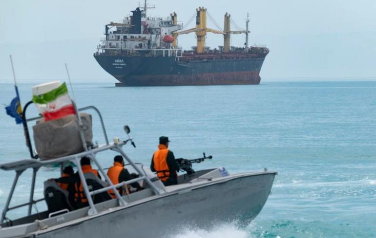 الحرس الثوري الإيراني يحتجز سفينتين بمضيق هرمز