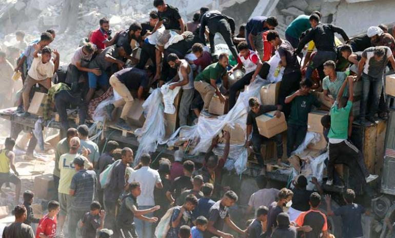 بدء دخول عدد من شاحنات المساعدات إلى قطاع غزة