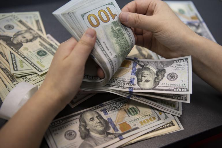 تراجع الدولار الأمريكي بعد صدور بيانات ضعيفة 