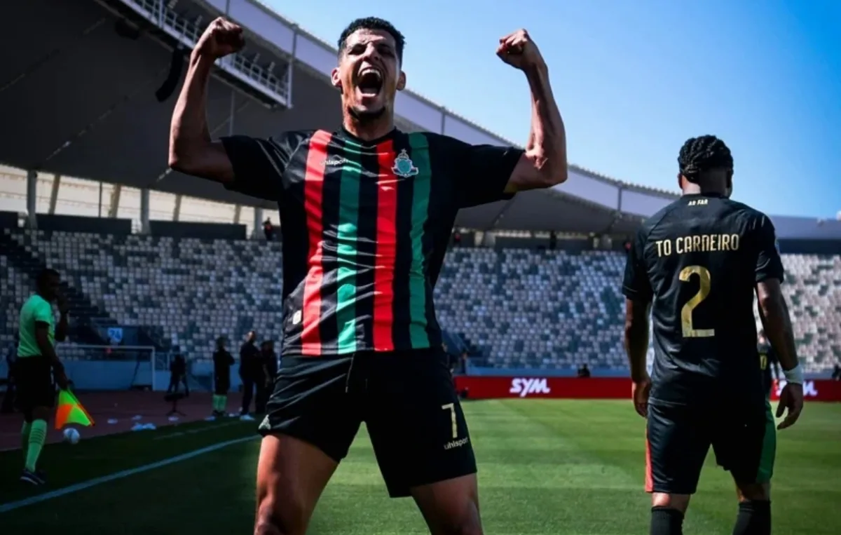 الجيش الملكي ينفرد بالصدارة بعد إسقاط الوداد في قمة الجولة 24