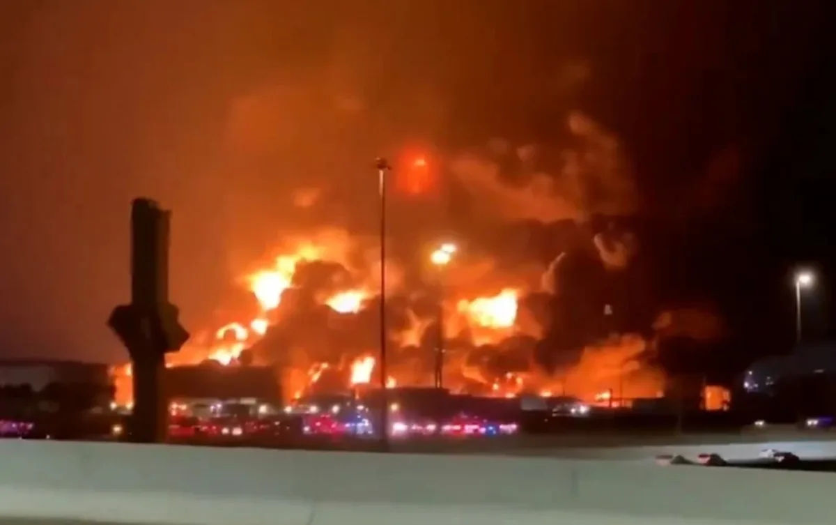 الحوثيون يعلنون استهداف مطار الرياض
