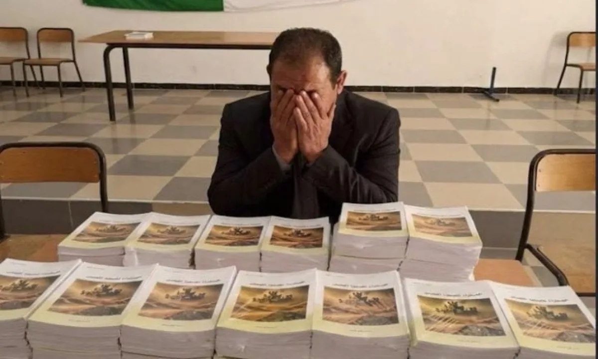 دموع كاتب جزائري خلال حفل توقيع كتابه تثير تفاعلا عربيا وتعيد النقاش حول أزمة القراءة