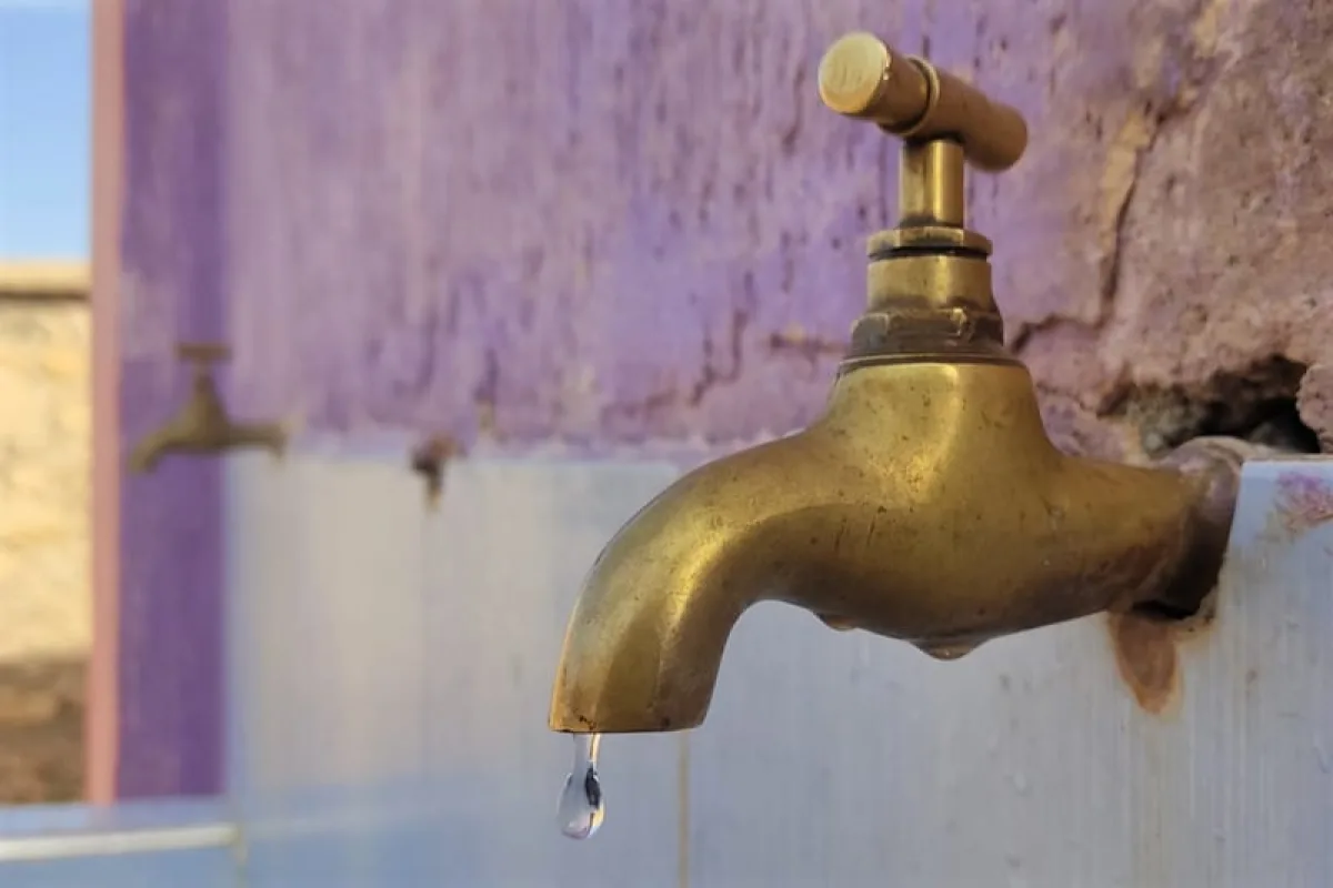سكان أحياء بفاس ومكناس يواصلون الشكوى من اضطرابات التزود بالماء