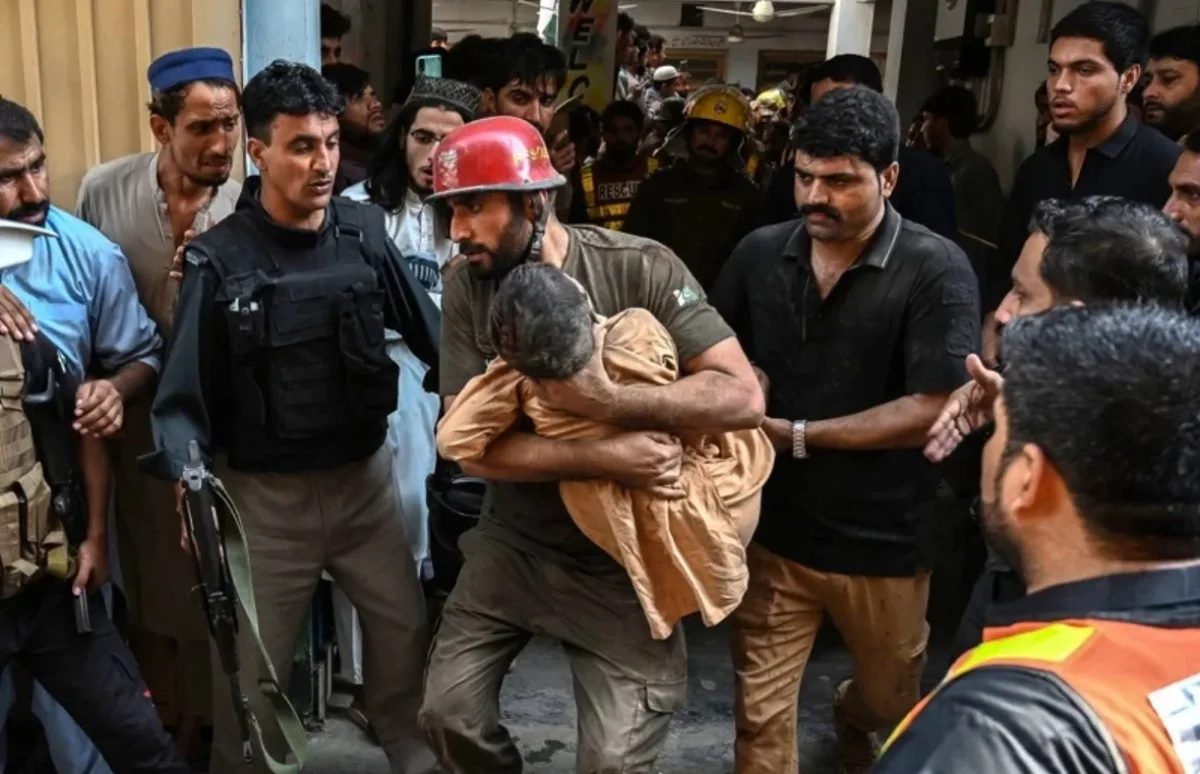 مصرع معلّم و27 طفلا في مدينة بيشاور الباكستانية